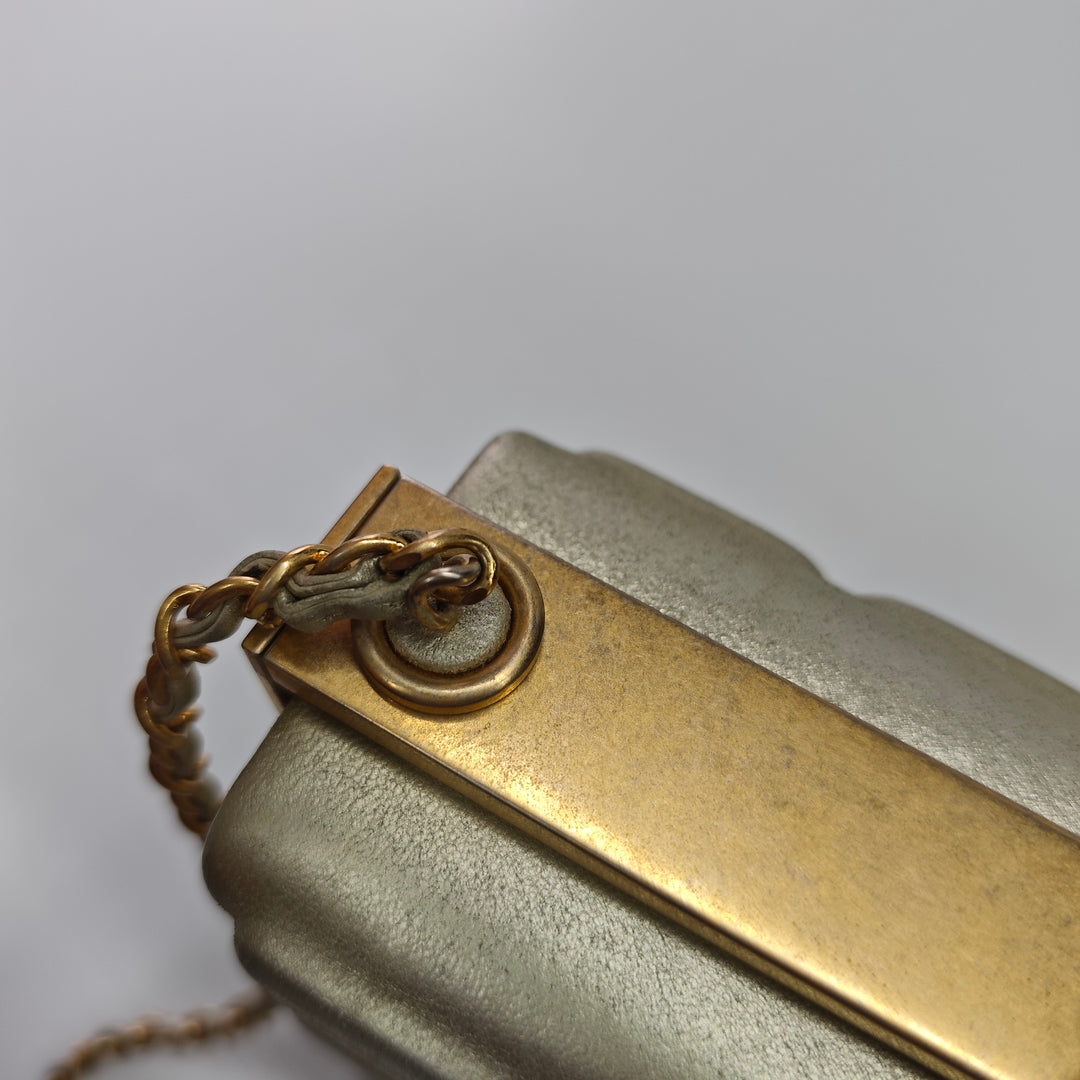 Chanel Chocolate Bar Metallic Cuir d’agneau Frame Pochette avec chaîne