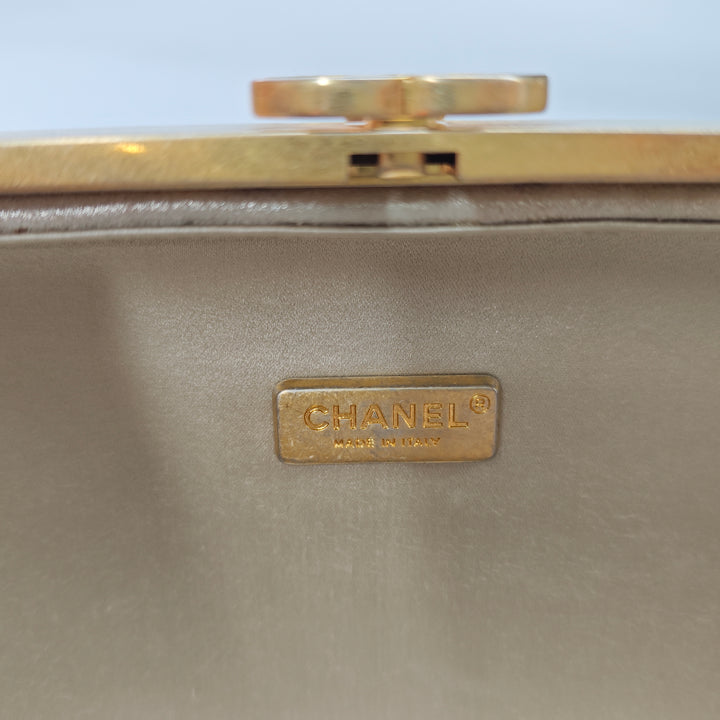 Chanel Chocolate Bar Metallic Cuir d’agneau Frame Pochette avec chaîne