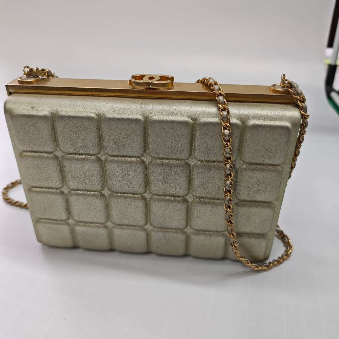 Chanel Chocolate Bar Metallic Cuir d’agneau Frame Pochette avec chaîne