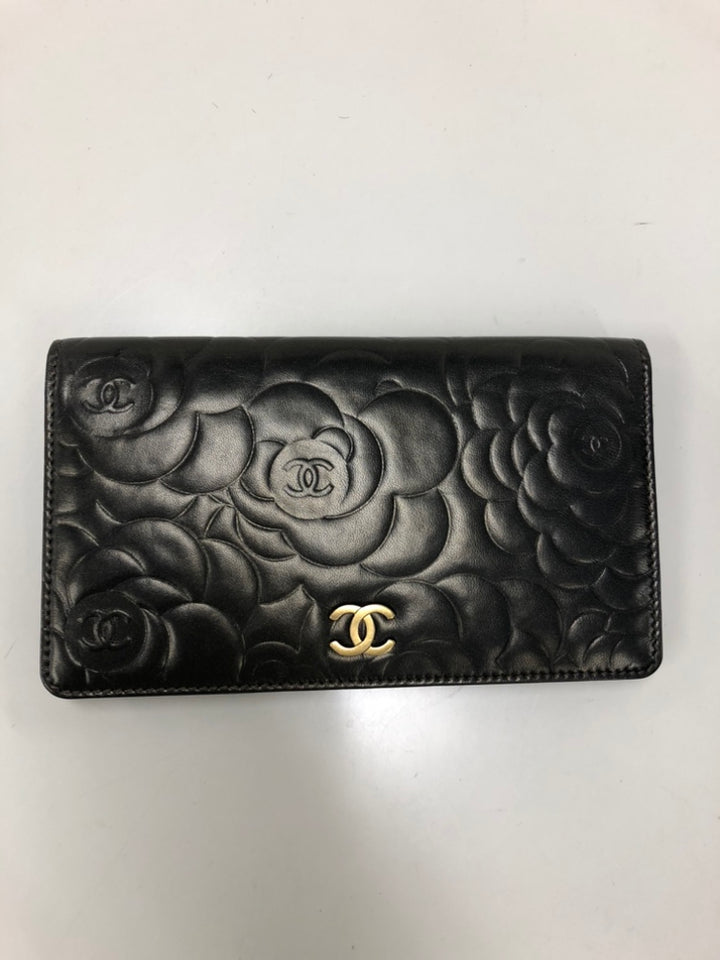 Chanel embossé Cuir d’agneau CC Camellia Bifold Portefeuille