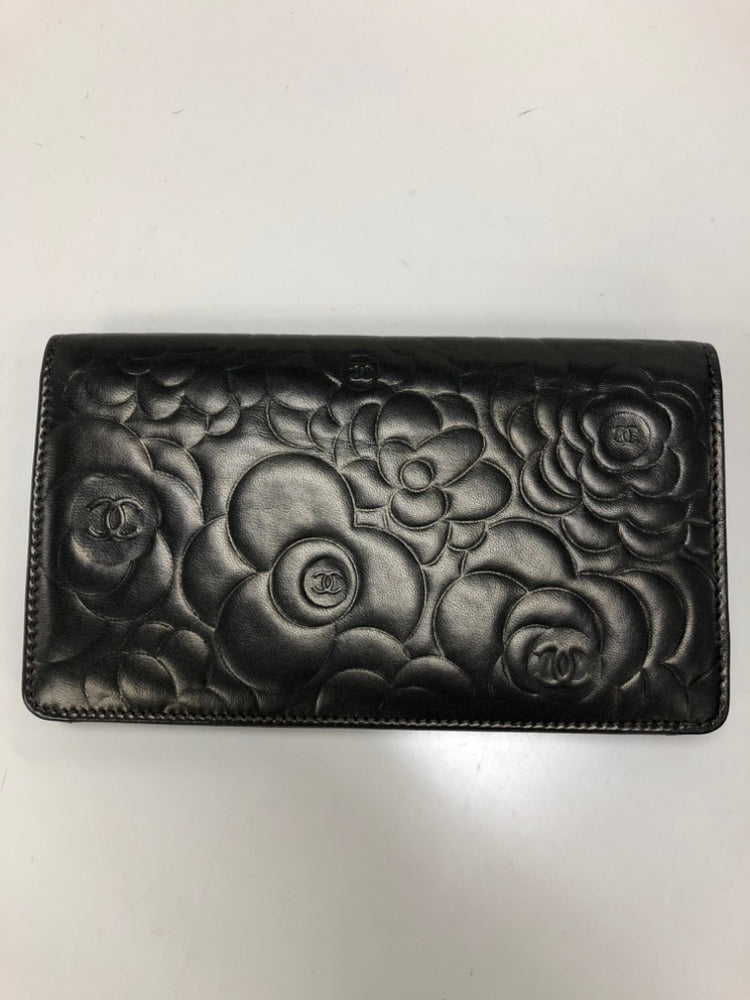 Chanel embossé Cuir d’agneau CC Camellia Bifold Portefeuille