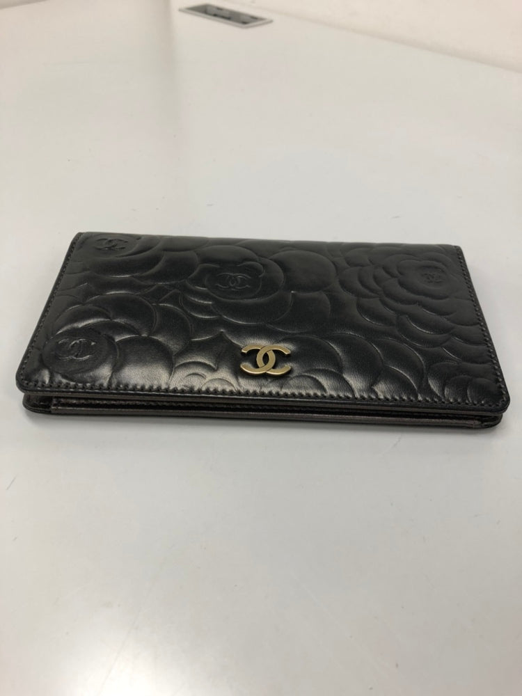 Chanel embossé Cuir d’agneau CC Camellia Bifold Portefeuille
