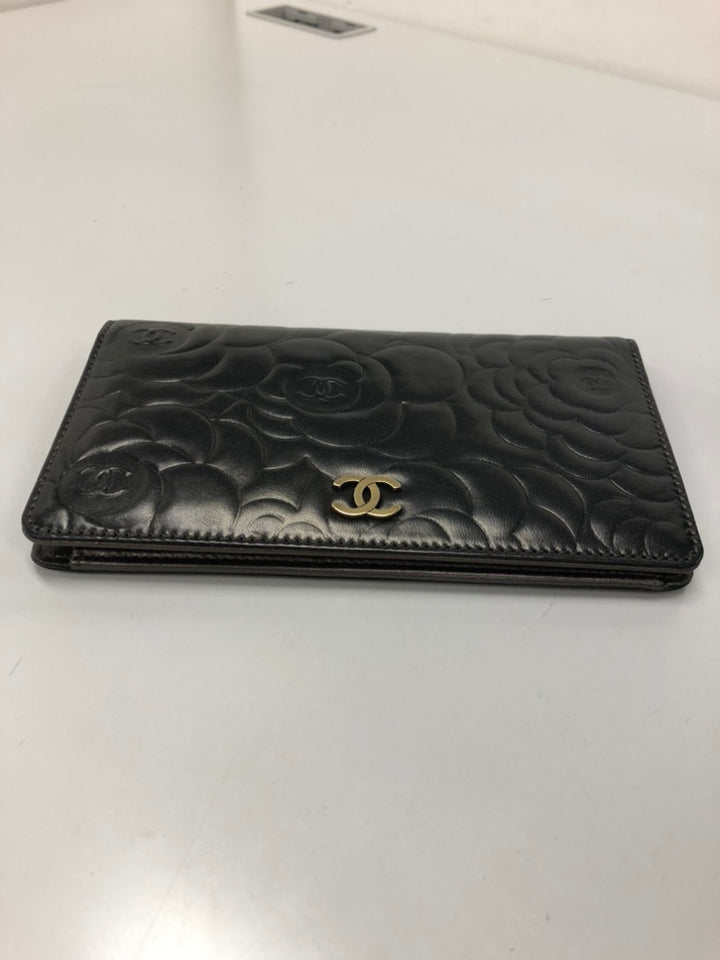 Chanel embossé Cuir d’agneau CC Camellia Bifold Portefeuille