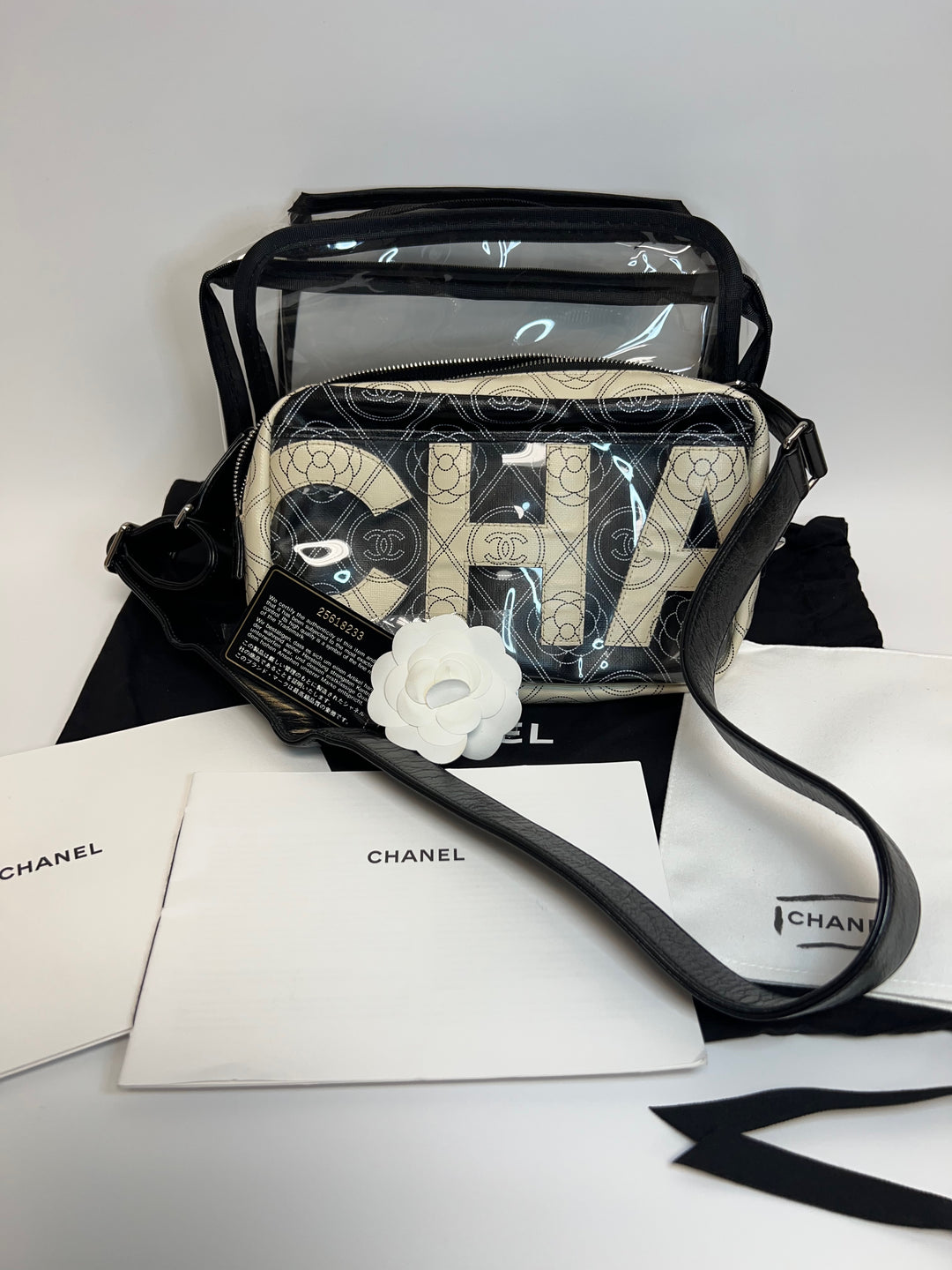 Chanel Coated Toile Camellia Logo Sac caméra