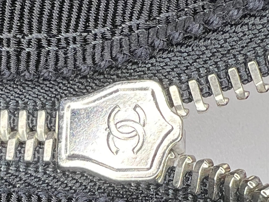Chanel Coated Toile Camellia Logo Sac caméra