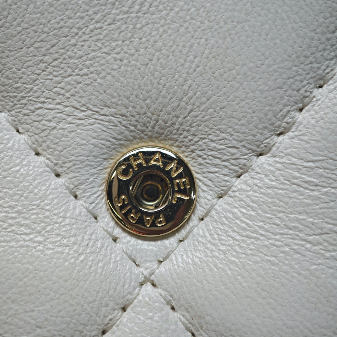 Chanel Matelassé Cuir d’agneau Chanel 19 Card Holder On Chain