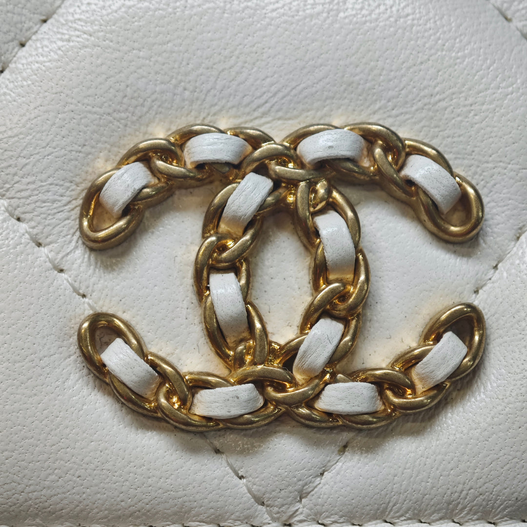 Chanel Matelassé Cuir d’agneau Chanel 19 Card Holder On Chain