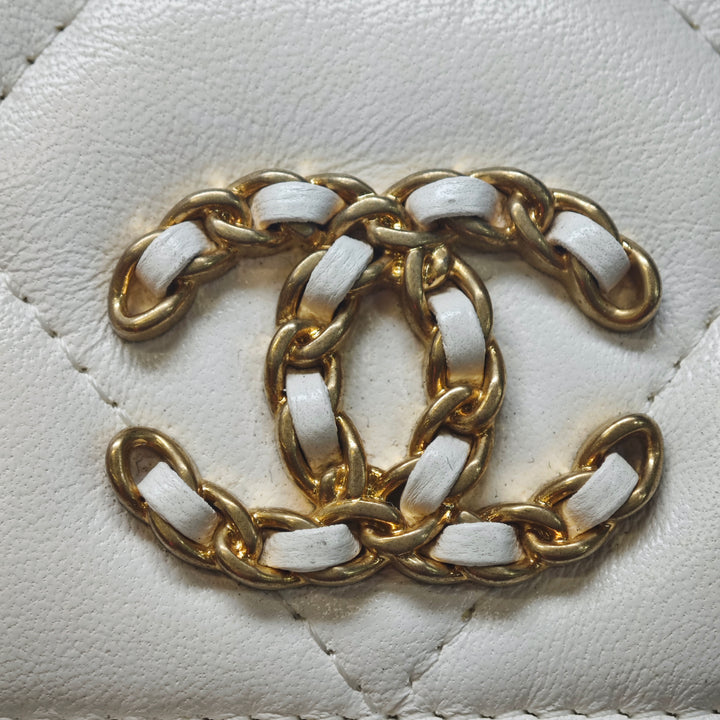 Chanel Matelassé Cuir d’agneau Chanel 19 Card Holder On Chain
