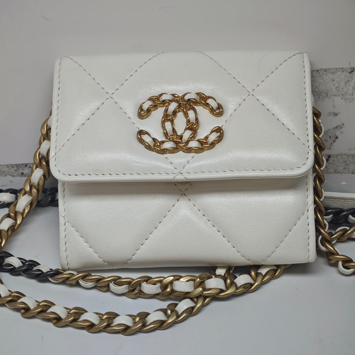 Chanel Matelassé Cuir d’agneau Chanel 19 Card Holder On Chain