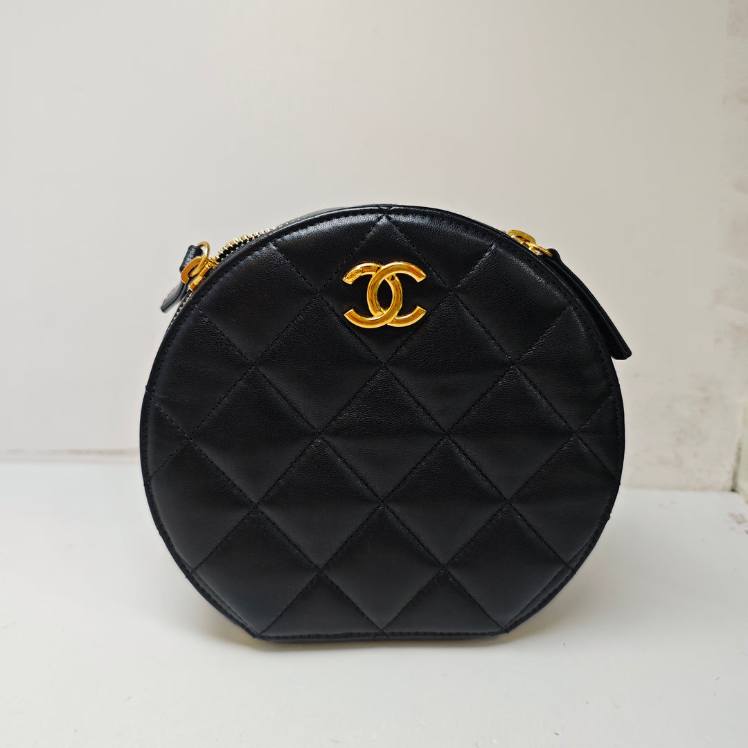 Chanel Matelassé Cuir d’agneau Oval Logo Chain anse supérieure Rond Pochette avec chaîne