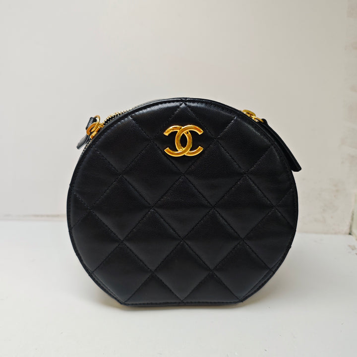 Chanel Matelassé Cuir d’agneau Oval Logo Chain anse supérieure Rond Pochette avec chaîne