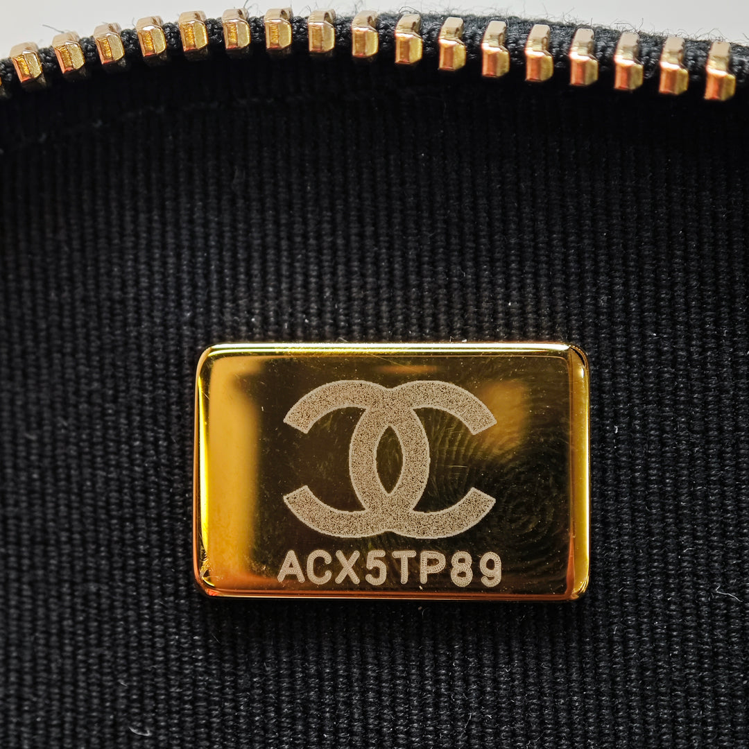 Chanel Matelassé Cuir d’agneau Oval Logo Chain anse supérieure Rond Pochette avec chaîne