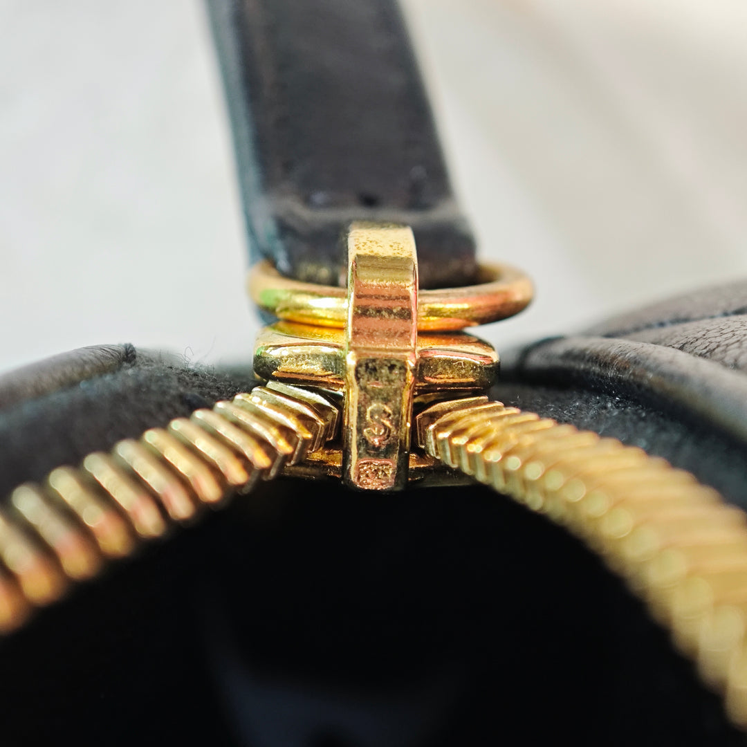 Chanel Matelassé Cuir d’agneau Oval Logo Chain anse supérieure Rond Pochette avec chaîne