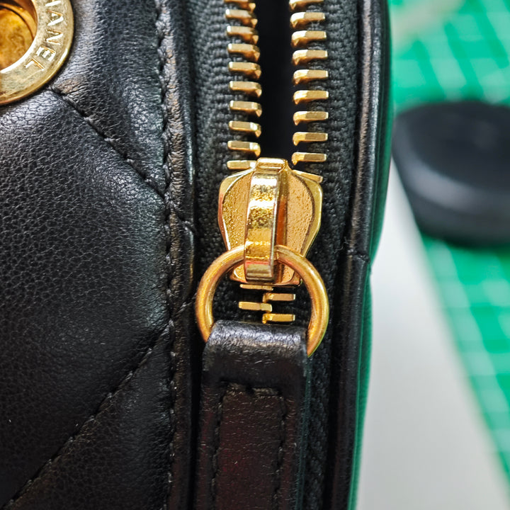 Chanel Matelassé Cuir d’agneau Oval Logo Chain anse supérieure Rond Pochette avec chaîne
