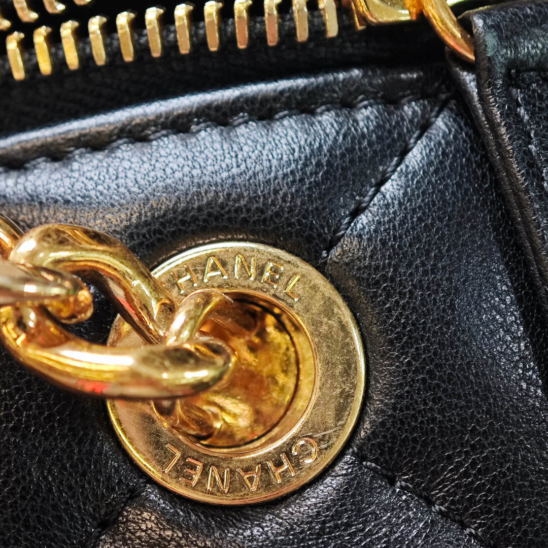 Chanel Matelassé Cuir d’agneau Oval Logo Chain anse supérieure Rond Pochette avec chaîne