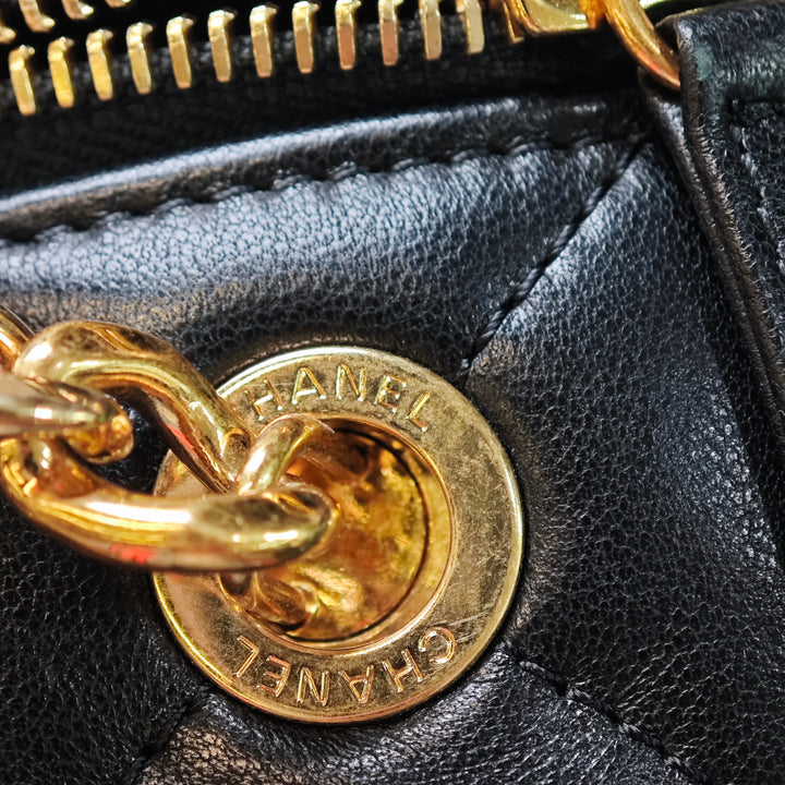 Chanel Matelassé Cuir d’agneau Oval Logo Chain anse supérieure Rond Pochette avec chaîne