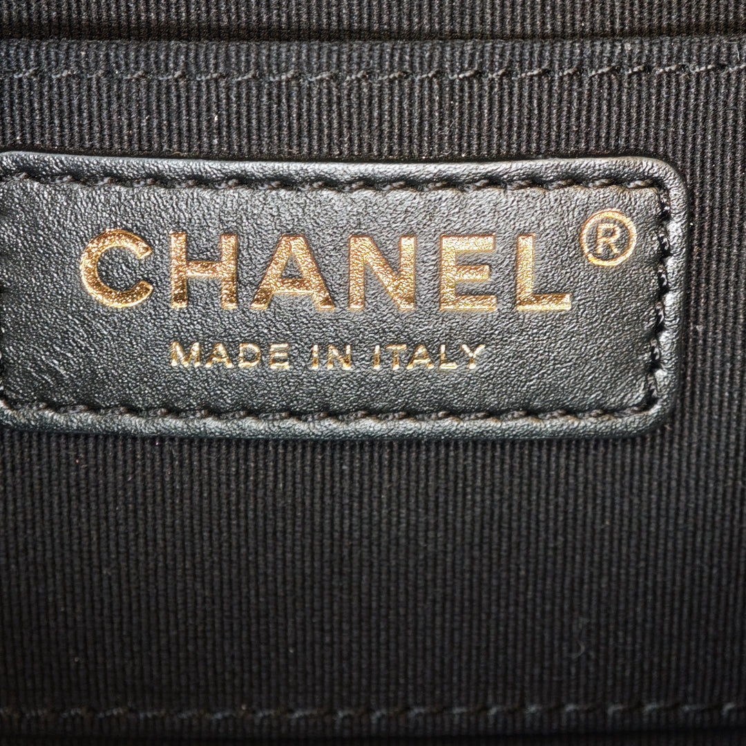 Chanel Matelassé Cuir d’agneau Oval Logo Chain anse supérieure Rond Pochette avec chaîne