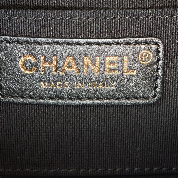 Chanel Matelassé Cuir d’agneau Oval Logo Chain anse supérieure Rond Pochette avec chaîne