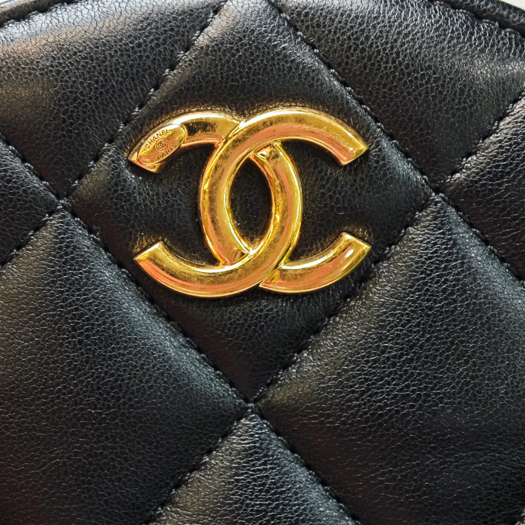 Chanel Matelassé Cuir d’agneau Oval Logo Chain anse supérieure Rond Pochette avec chaîne