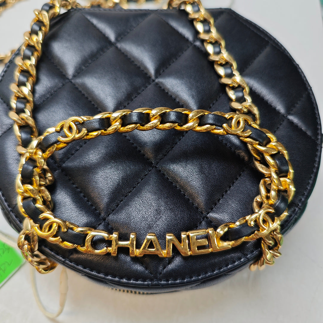 Chanel Matelassé Cuir d’agneau Oval Logo Chain anse supérieure Rond Pochette avec chaîne