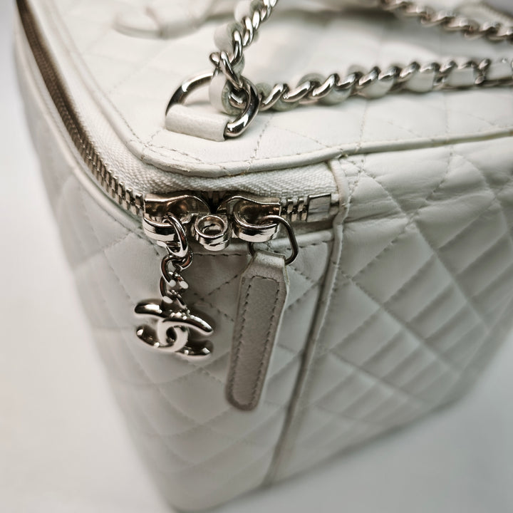 Chanel Large Matelassé Cuir d’agneau anse supérieure Jewelry Boîte avec chaîne