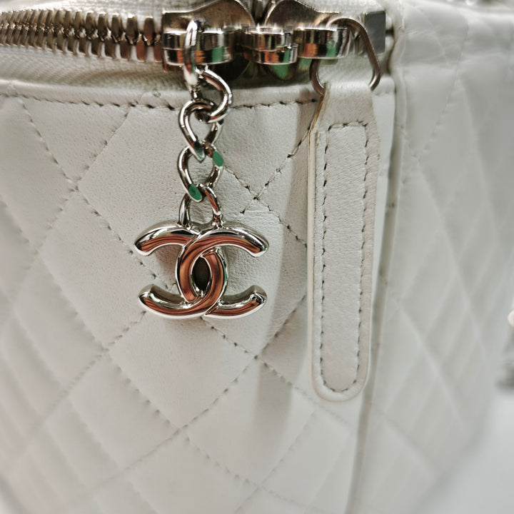 Chanel Large Matelassé Cuir d’agneau anse supérieure Jewelry Boîte avec chaîne