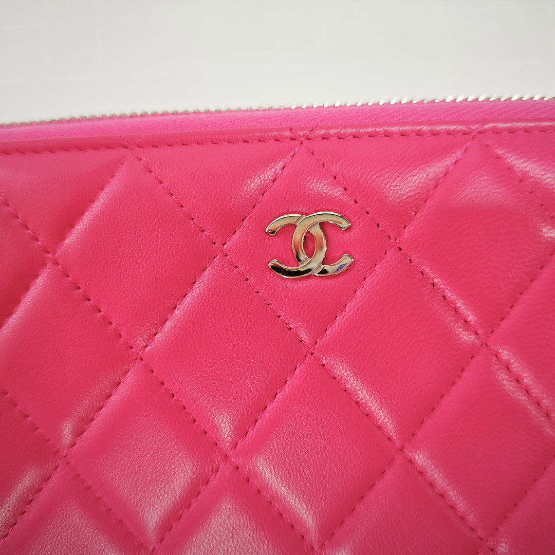 Chanel Large Matelassé Cuir d’agneau Zip Around Organizer Pochette
