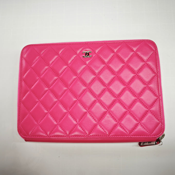 Chanel Large Matelassé Cuir d’agneau Zip Around Organizer Pochette