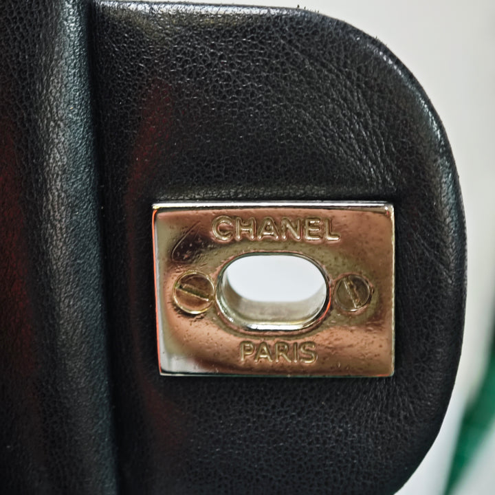 Chanel Medium Classic perforé Cuir d’agneau Double rabat