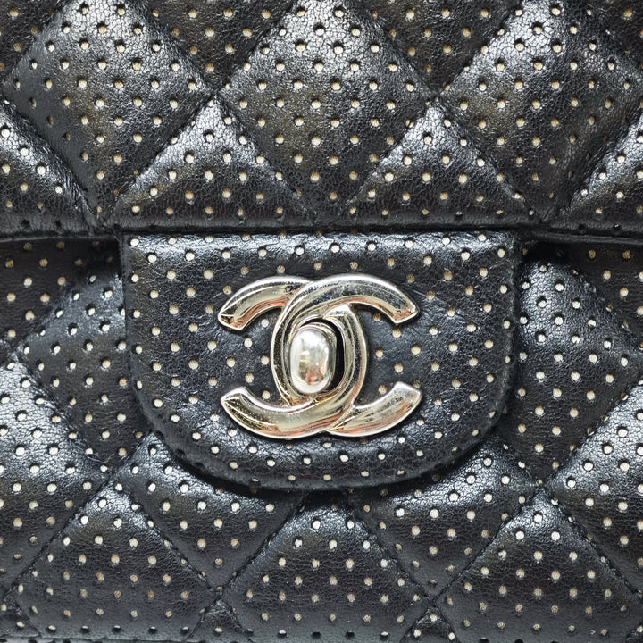 Chanel Medium Classic perforé Cuir d’agneau Double rabat