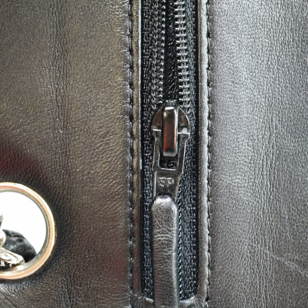 Chanel Medium Classic perforé Cuir d’agneau Double rabat