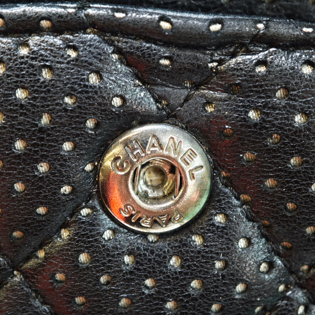 Chanel Medium Classic perforé Cuir d’agneau Double rabat