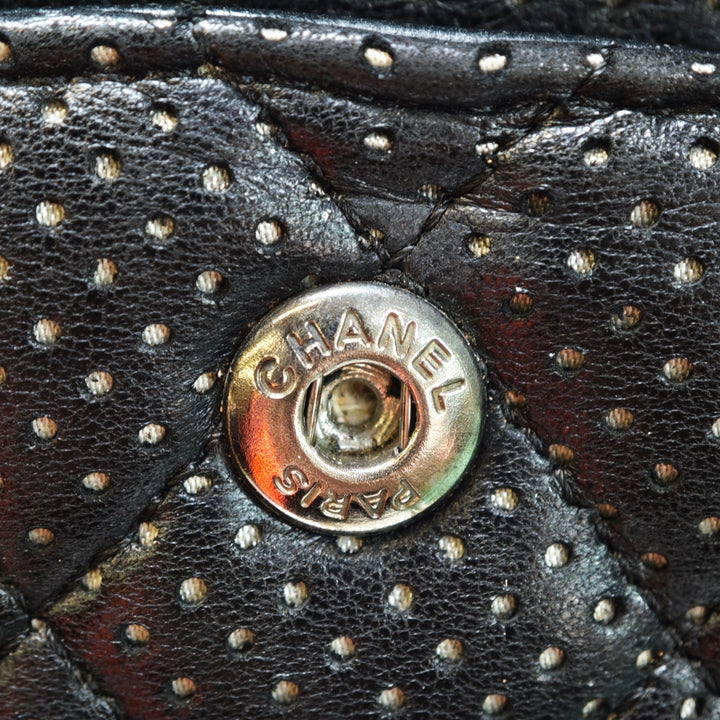 Chanel Medium Classic perforé Cuir d’agneau Double rabat