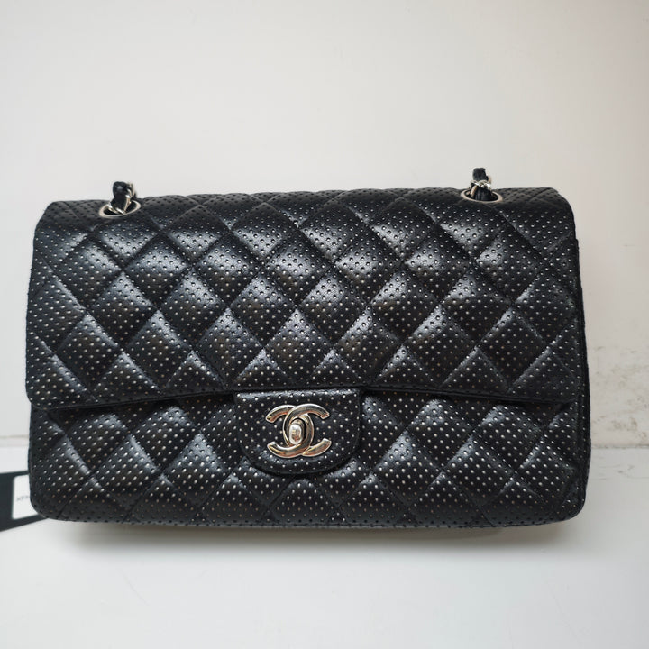 Chanel Medium Classic perforé Cuir d’agneau Double rabat