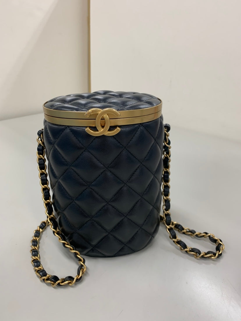 Chanel Small Matelassé Cuir d’agneau Crown Boîte Sac