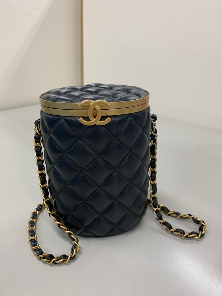 Chanel Small Matelassé Cuir d’agneau Crown Boîte Sac