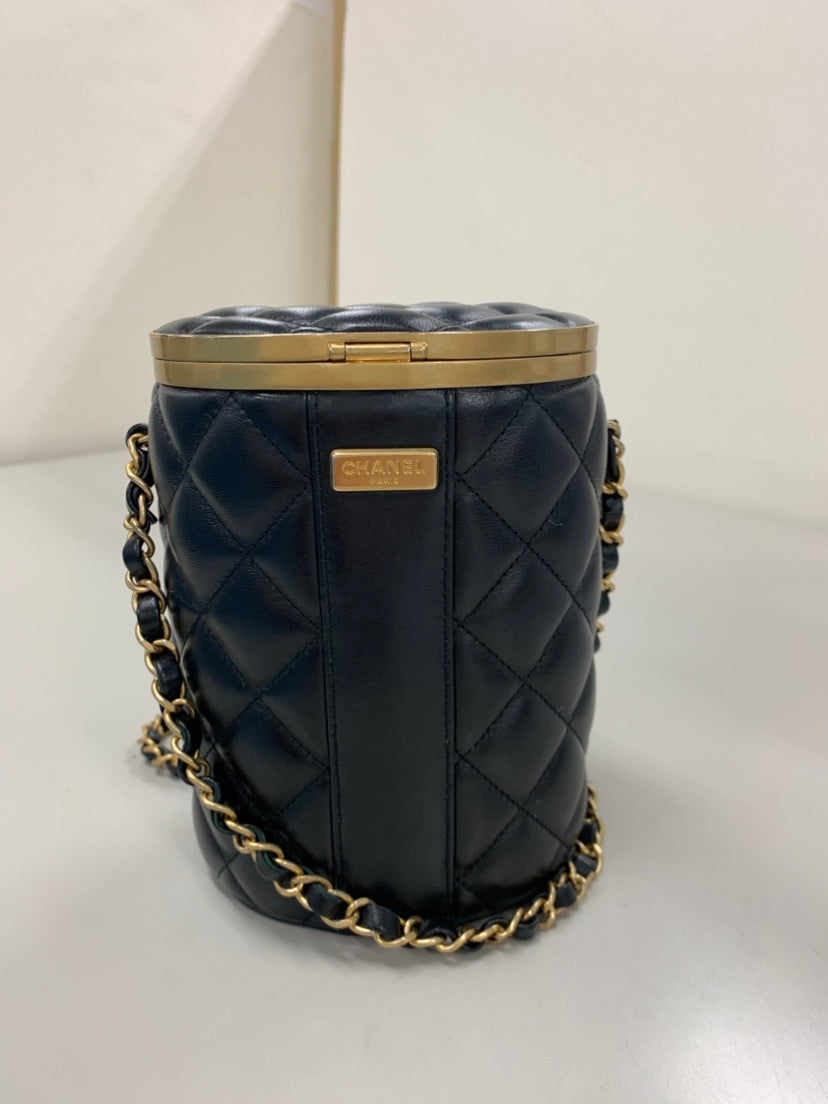 Chanel Small Matelassé Cuir d’agneau Crown Boîte Sac
