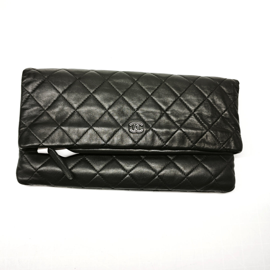 Chanel Matelassé Cuir d’agneau CC Beauty Foldover Pochette