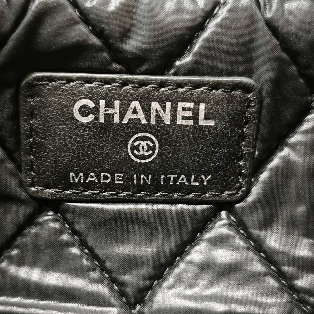 Chanel Matelassé Cuir d’agneau CC Beauty Foldover Pochette