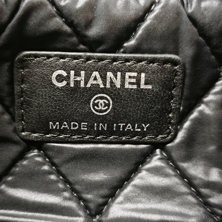 Chanel Matelassé Cuir d’agneau CC Beauty Foldover Pochette