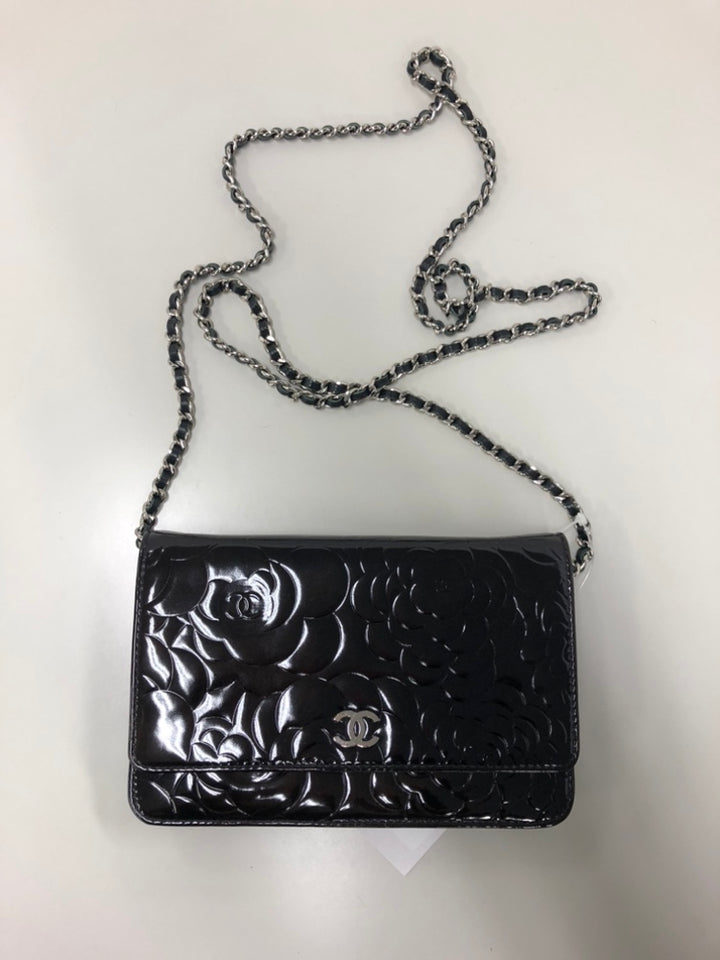 Chanel CC embossé Cuir verni Camellia Wallet on Chain