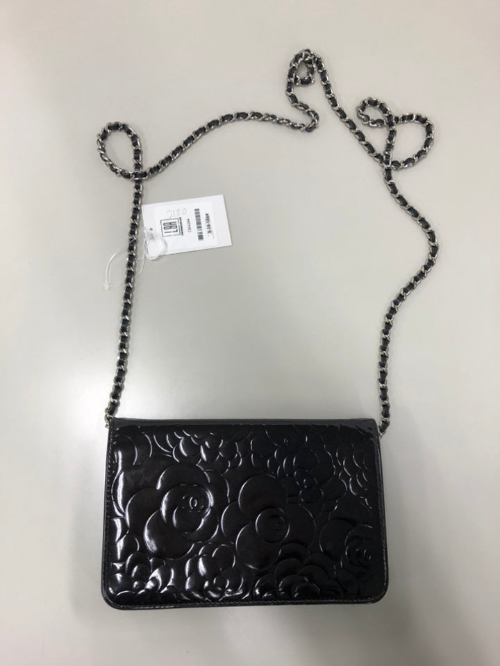 Chanel CC embossé Cuir verni Camellia Wallet on Chain