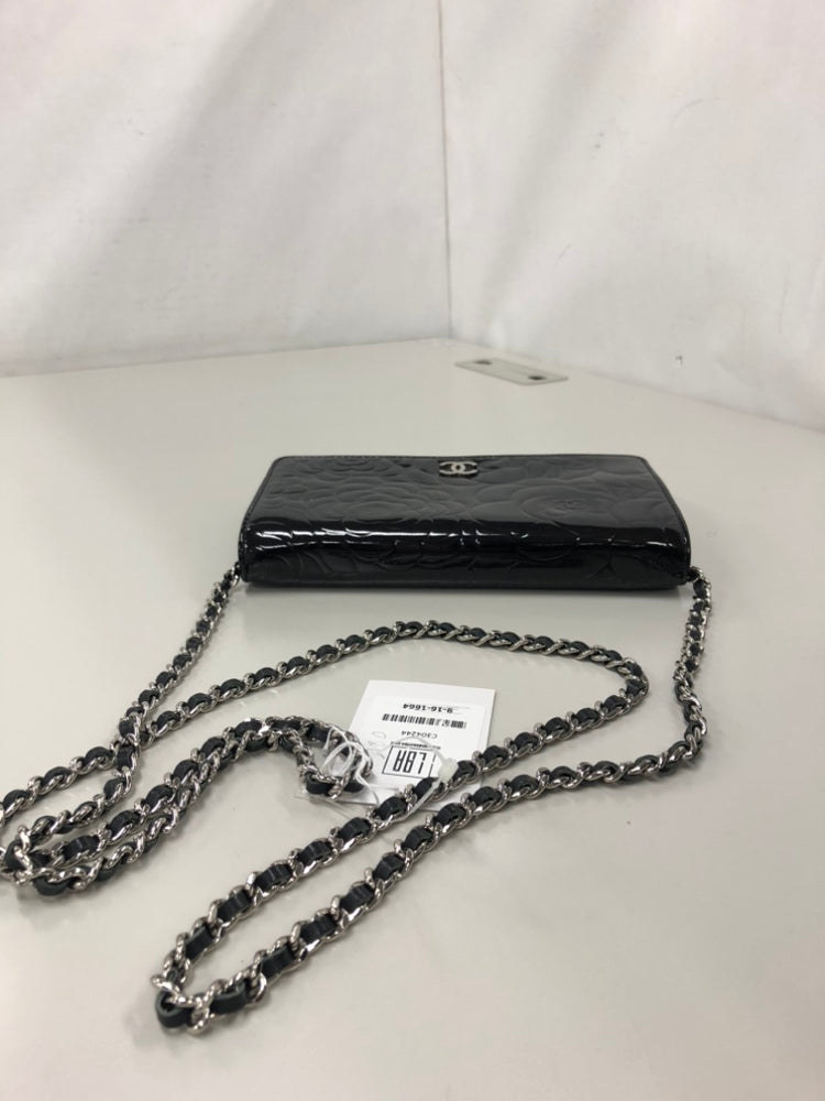 Chanel CC embossé Cuir verni Camellia Wallet on Chain