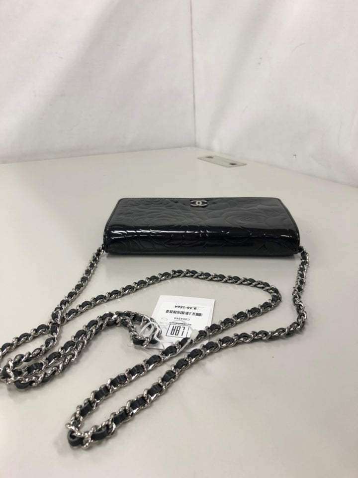 Chanel CC embossé Cuir verni Camellia Wallet on Chain