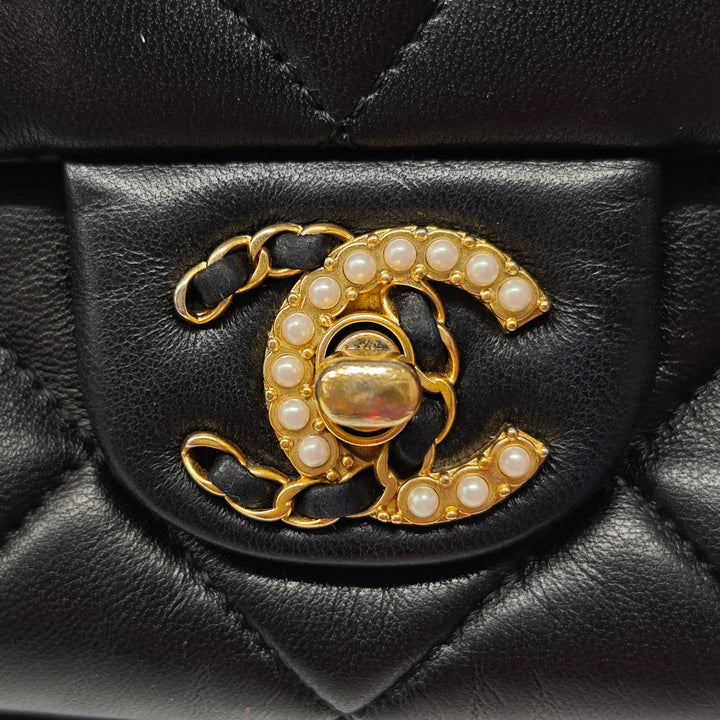 Chanel Mini Matelassé Cuir d’agneau Crush on Chains à rabat