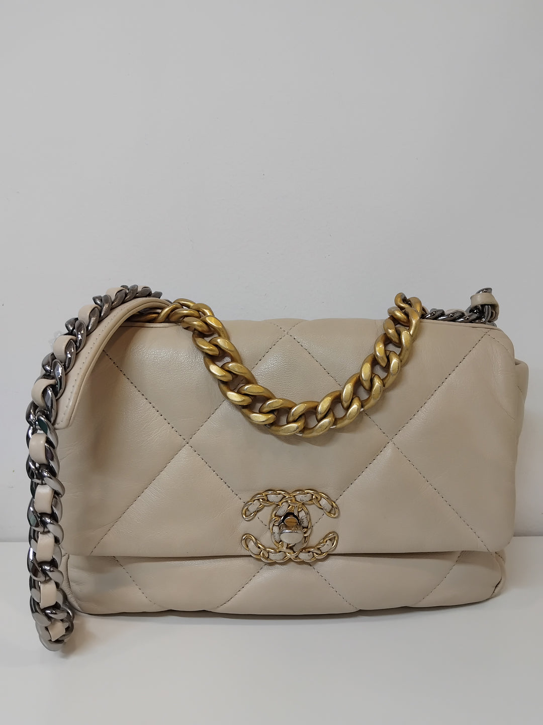 Chanel Medium Cuir d’agneau 19 à rabat