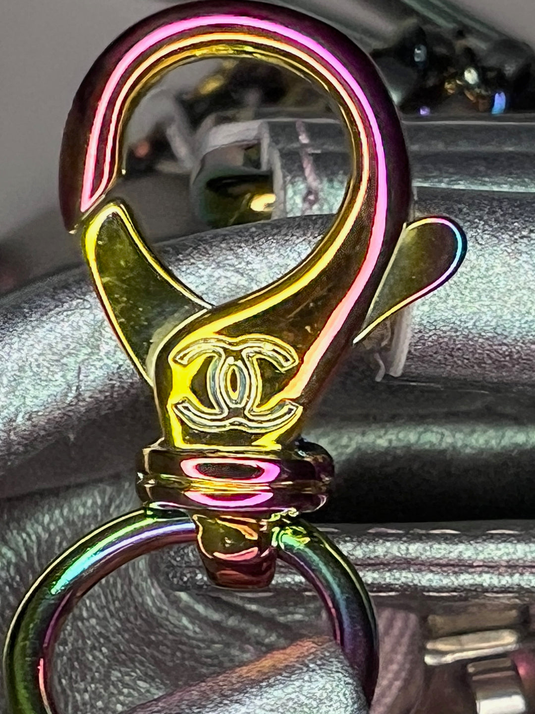 Chanel Medium Iridescent Cuir de veau Gabrielle Sac porté croisé