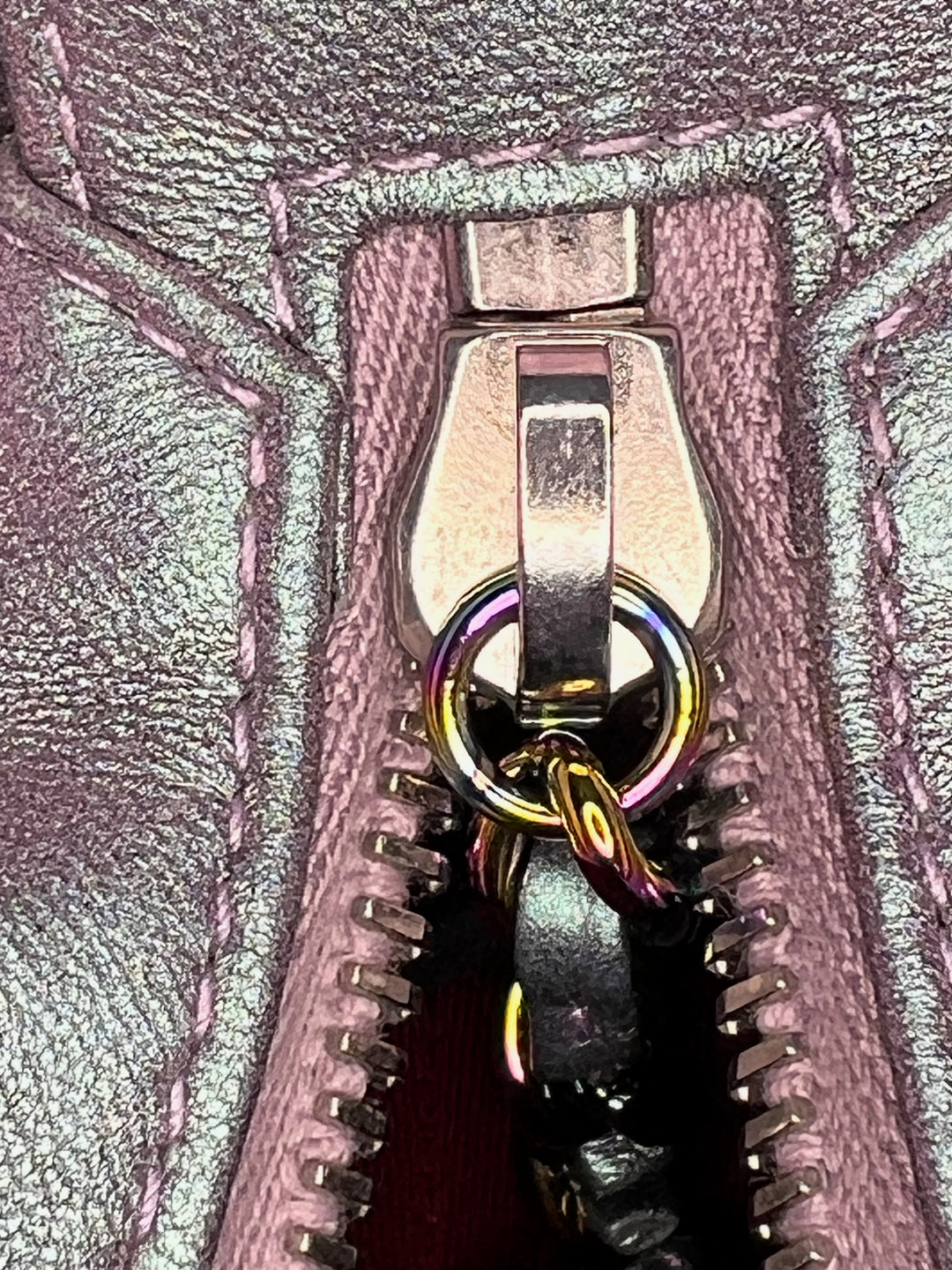 Chanel Medium Iridescent Cuir de veau Gabrielle Sac porté croisé