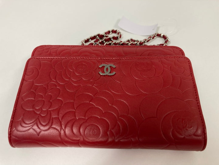 Chanel CC embossé Cuir d’agneau Camellia Wallet on Chain