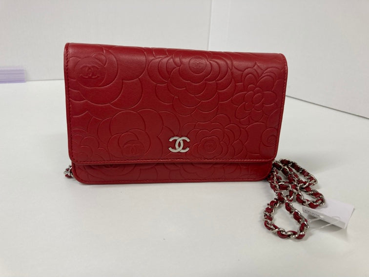 Chanel CC embossé Cuir d’agneau Camellia Wallet on Chain